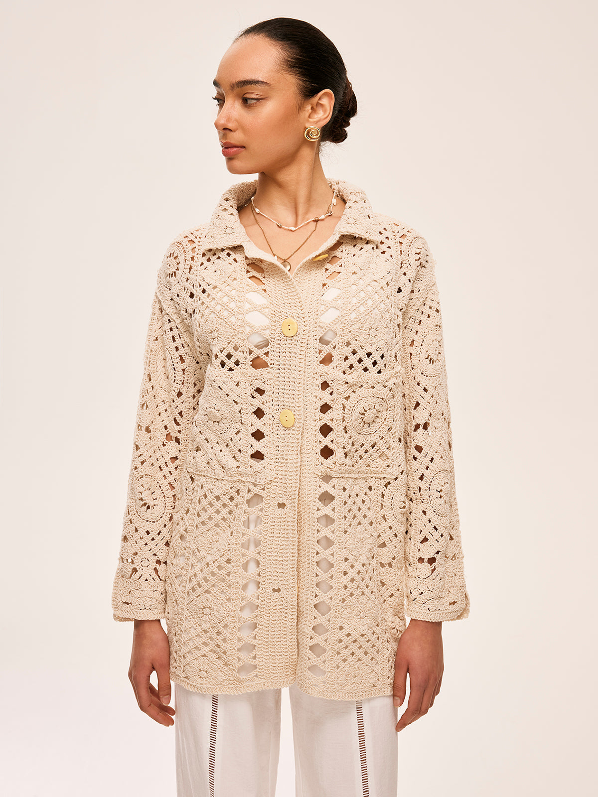 Gehäkelte Strickjacke mit Knopfdetails