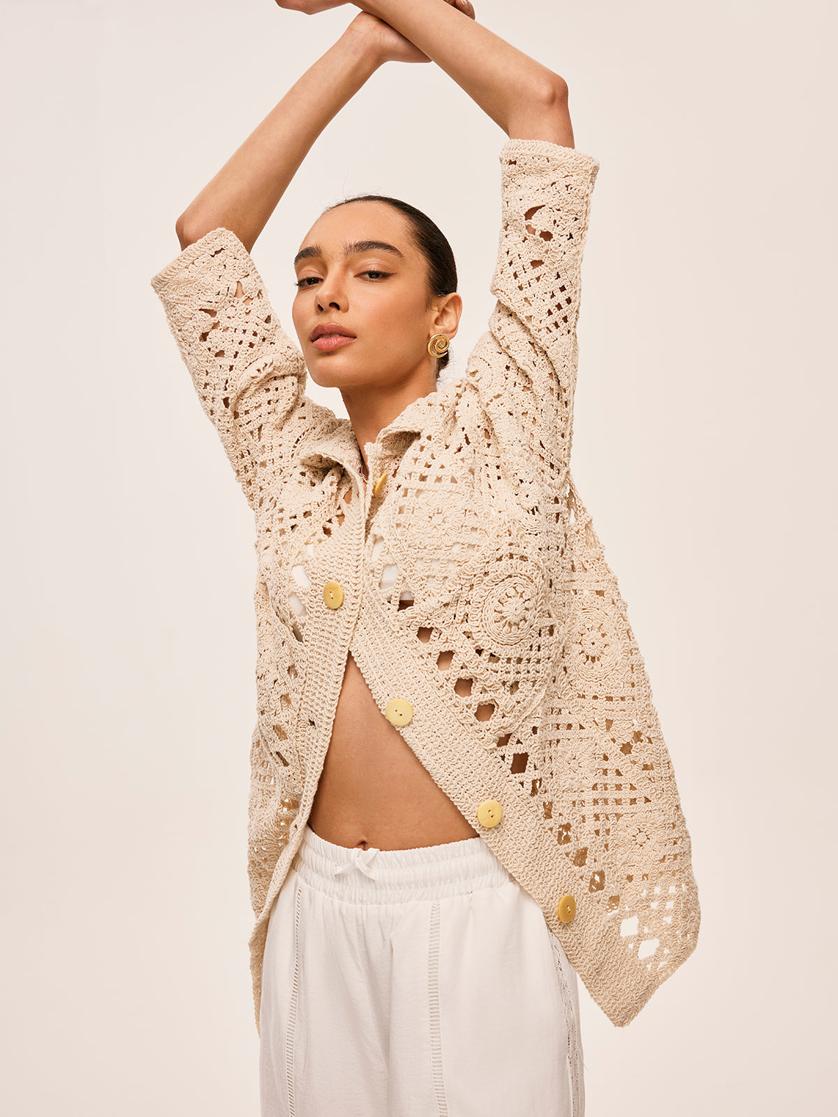 Gehäkelte Strickjacke mit Knopfdetails