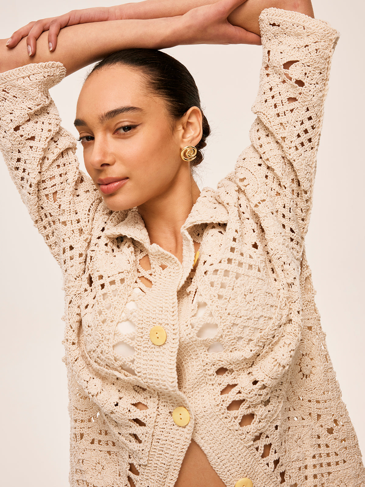 Gehäkelte Strickjacke mit Knopfdetails