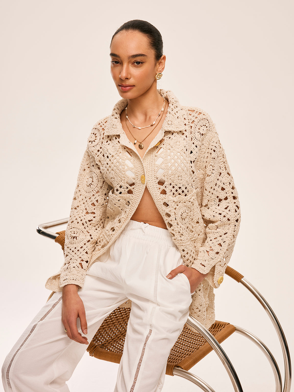 Gehäkelte Strickjacke mit Knopfdetails
