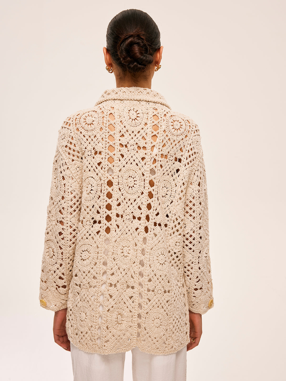 Gehäkelte Strickjacke mit Knopfdetails