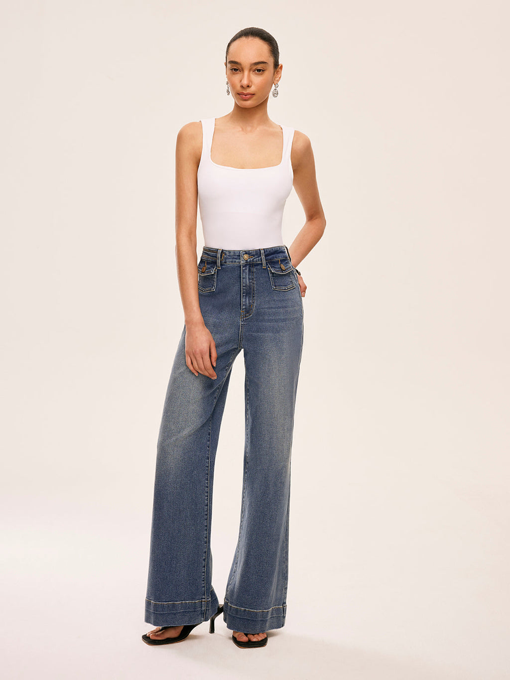 Hose mit mittelhohem Bund und Ziertaschen