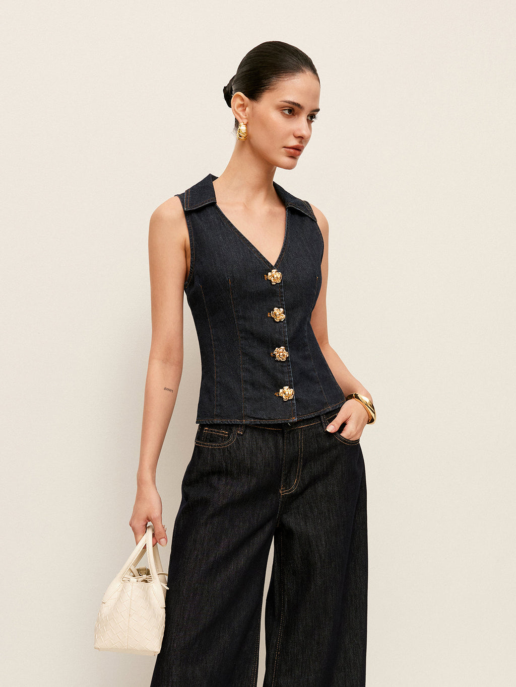 Gilet en jean à col avec bouton floral