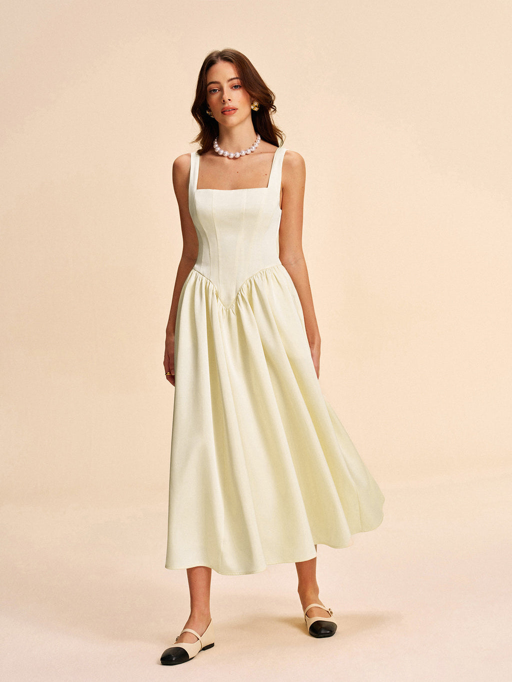 Faltenkleid mit eckigem Ausschnitt