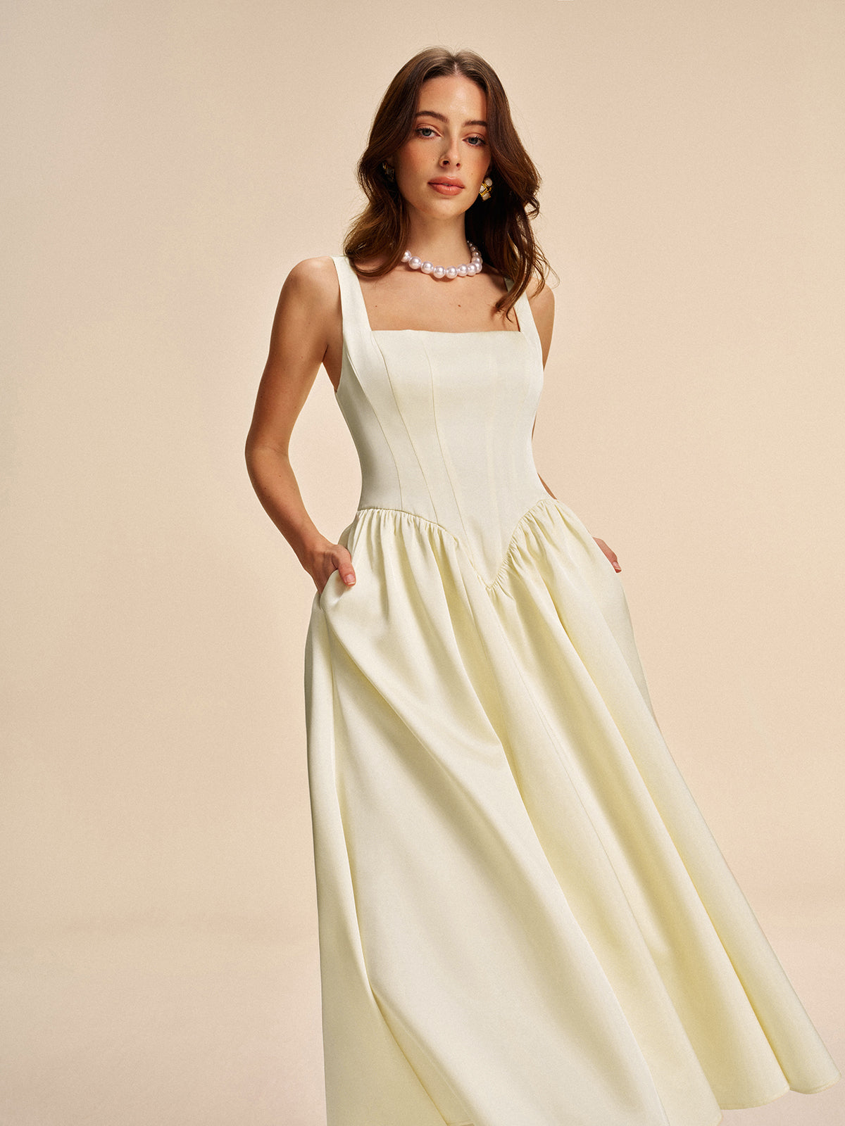 Faltenkleid mit eckigem Ausschnitt