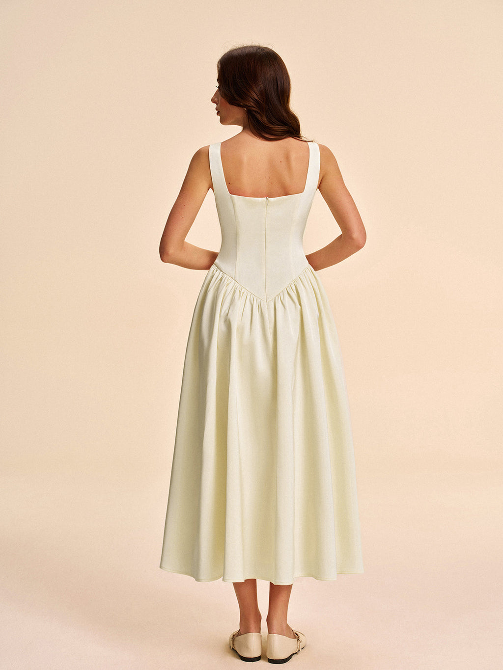 Faltenkleid mit eckigem Ausschnitt