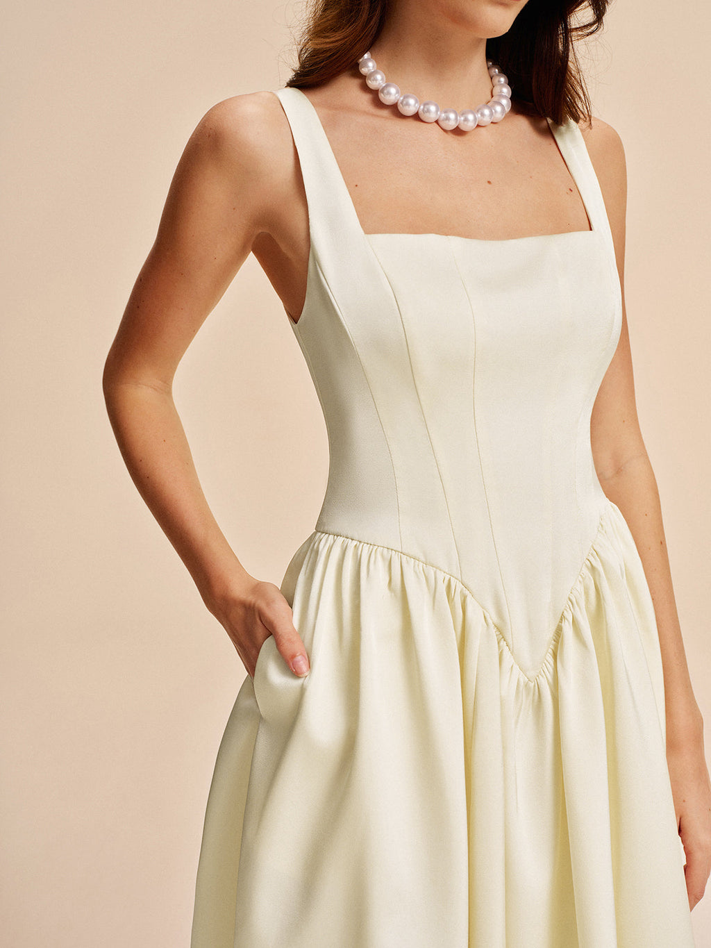 Faltenkleid mit eckigem Ausschnitt