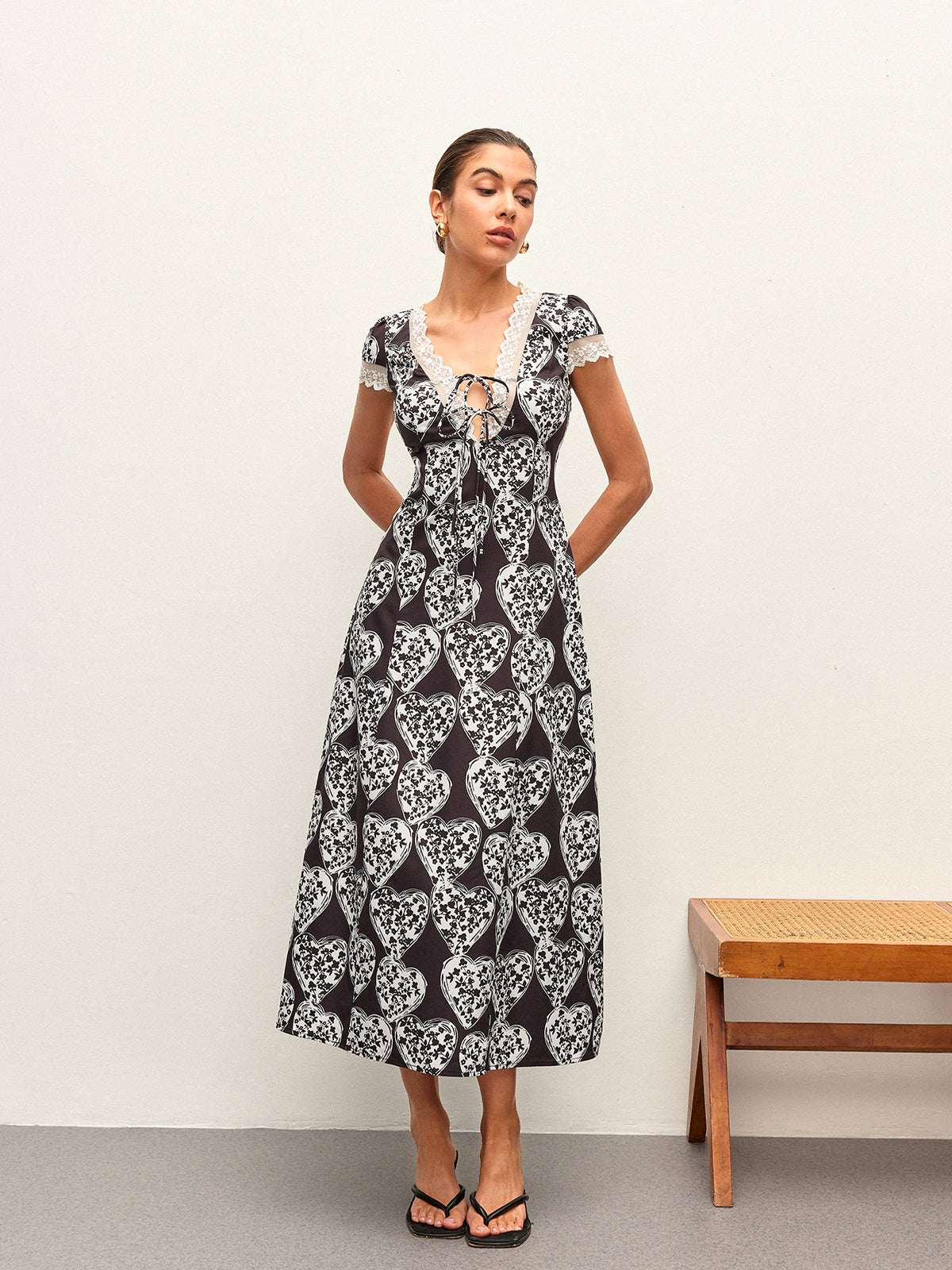 Robe à imprimé floral, col en V et nœud à nouer