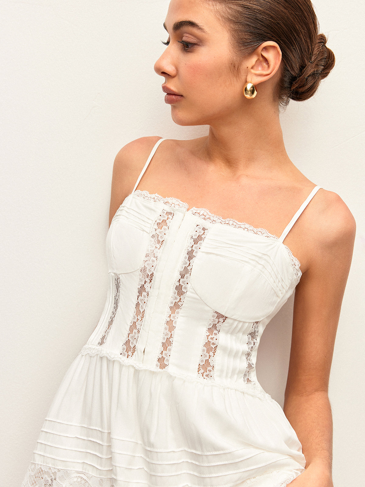 Robe courte plissée bordée de dentelle