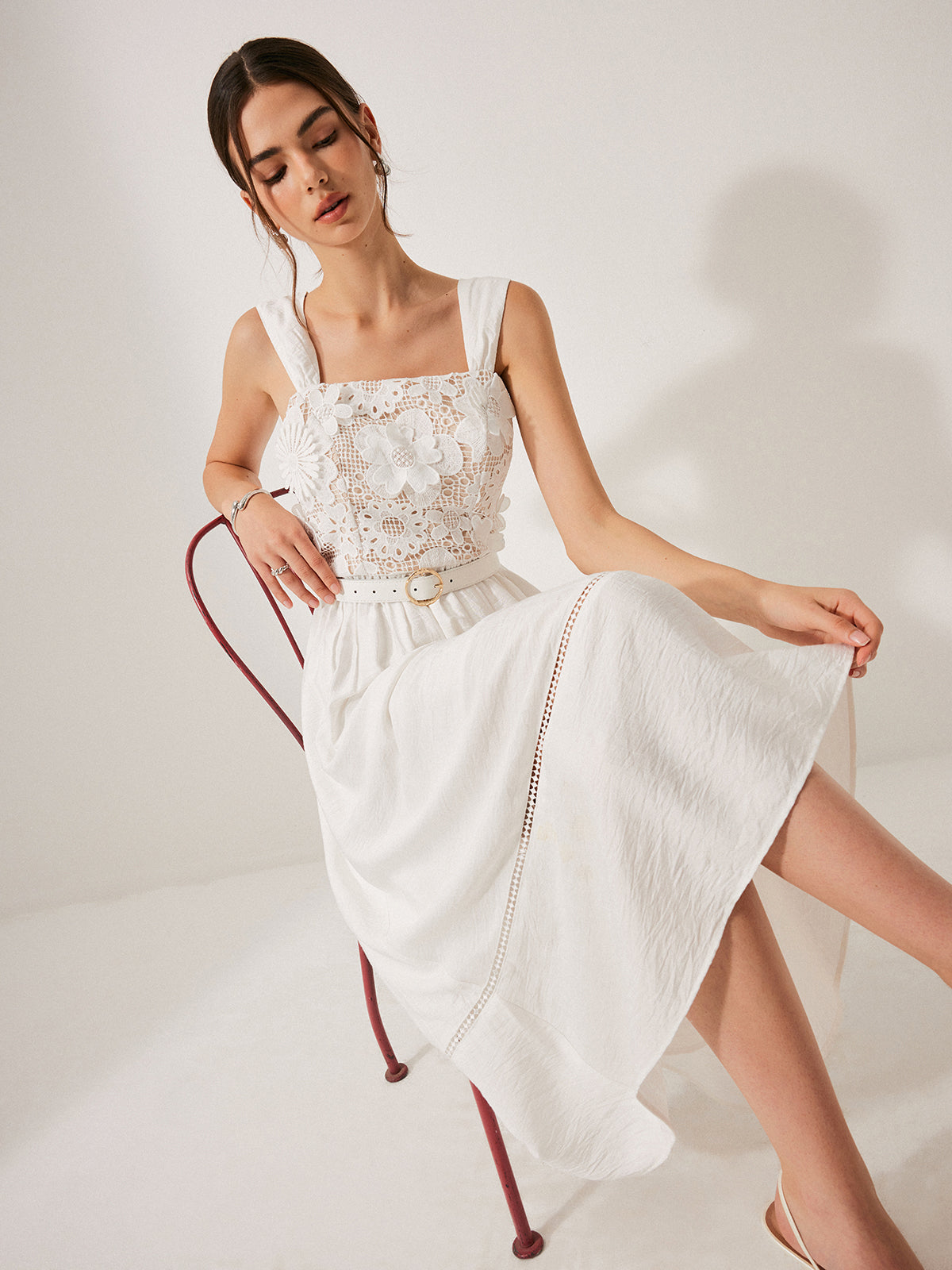 Robe ceinturée en dentelle de coton à motif floral