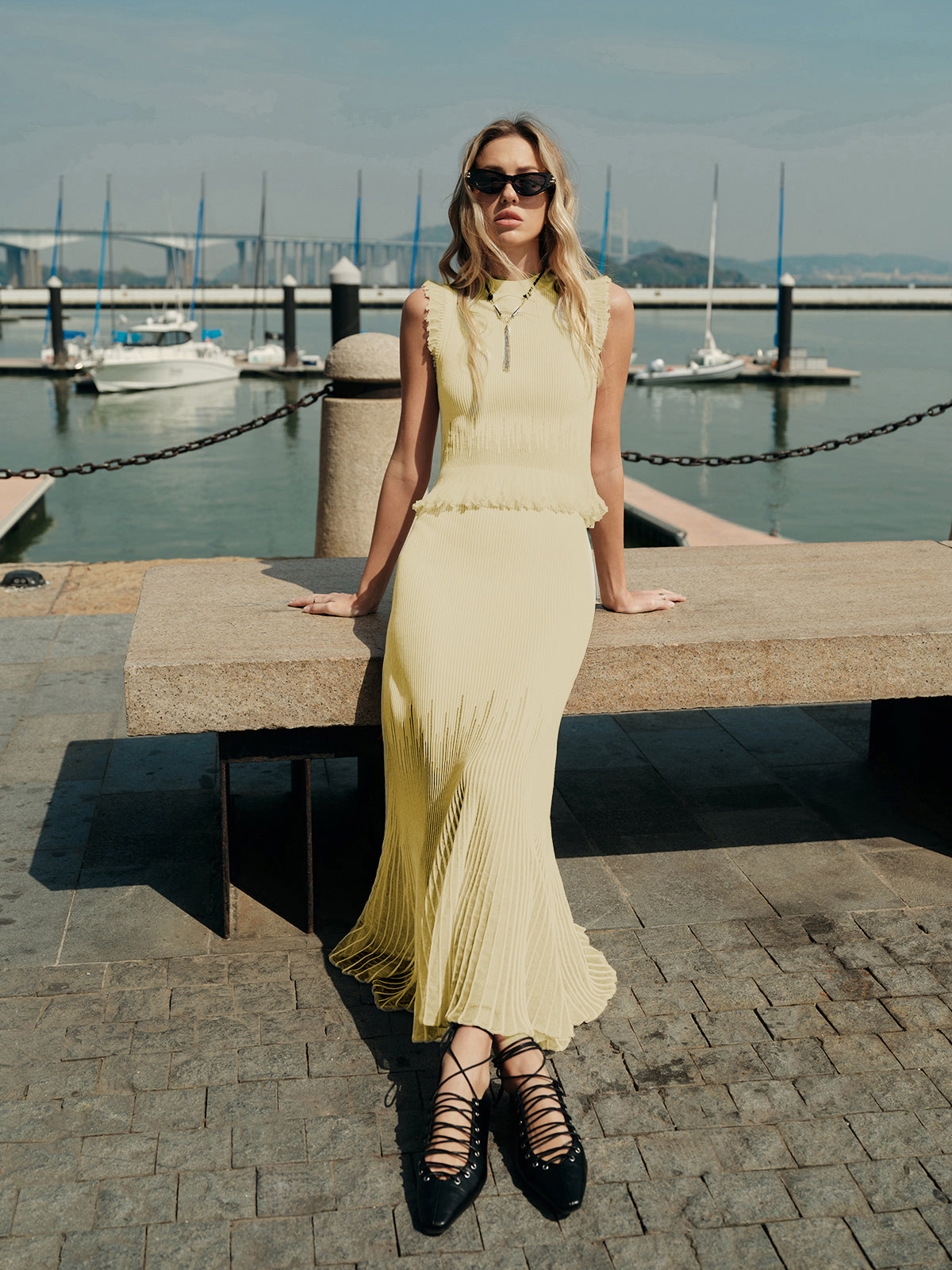 Jupe plissée à empiècements en résille 