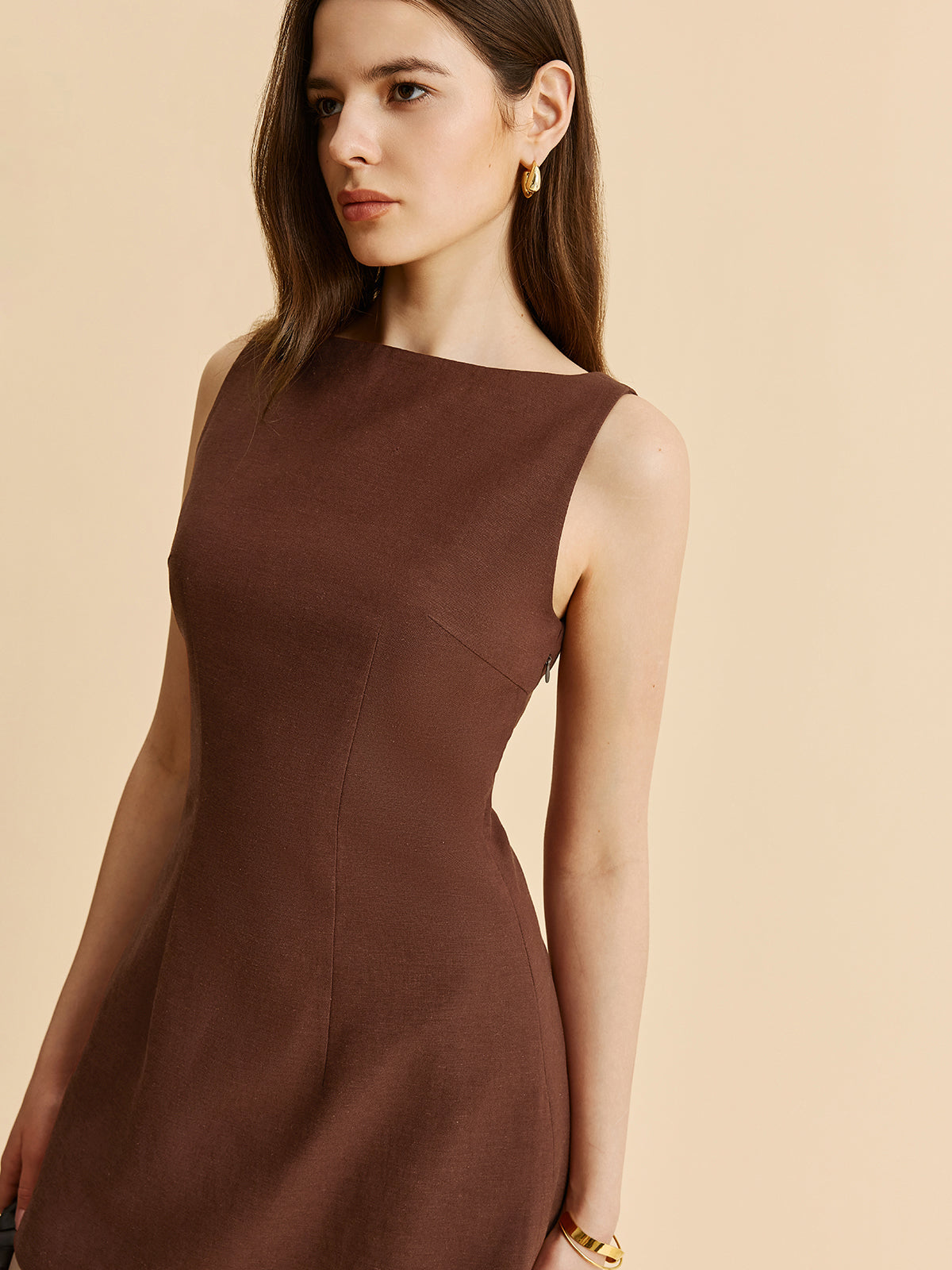 Rückenfreies ärmelloses ausgestelltes Kleid