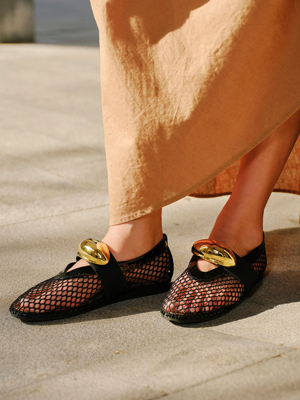 Schuhe mit Mesh-Design und goldenem Akzent