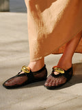 Schuhe mit Mesh-Design und goldenem Akzent