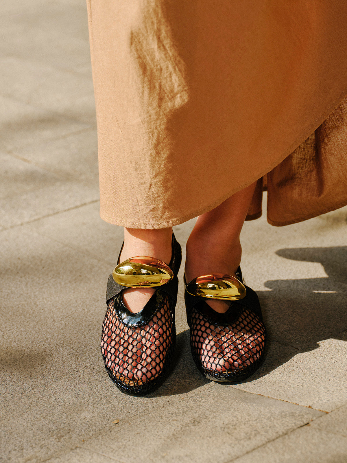 Schuhe mit Mesh-Design und goldenem Akzent