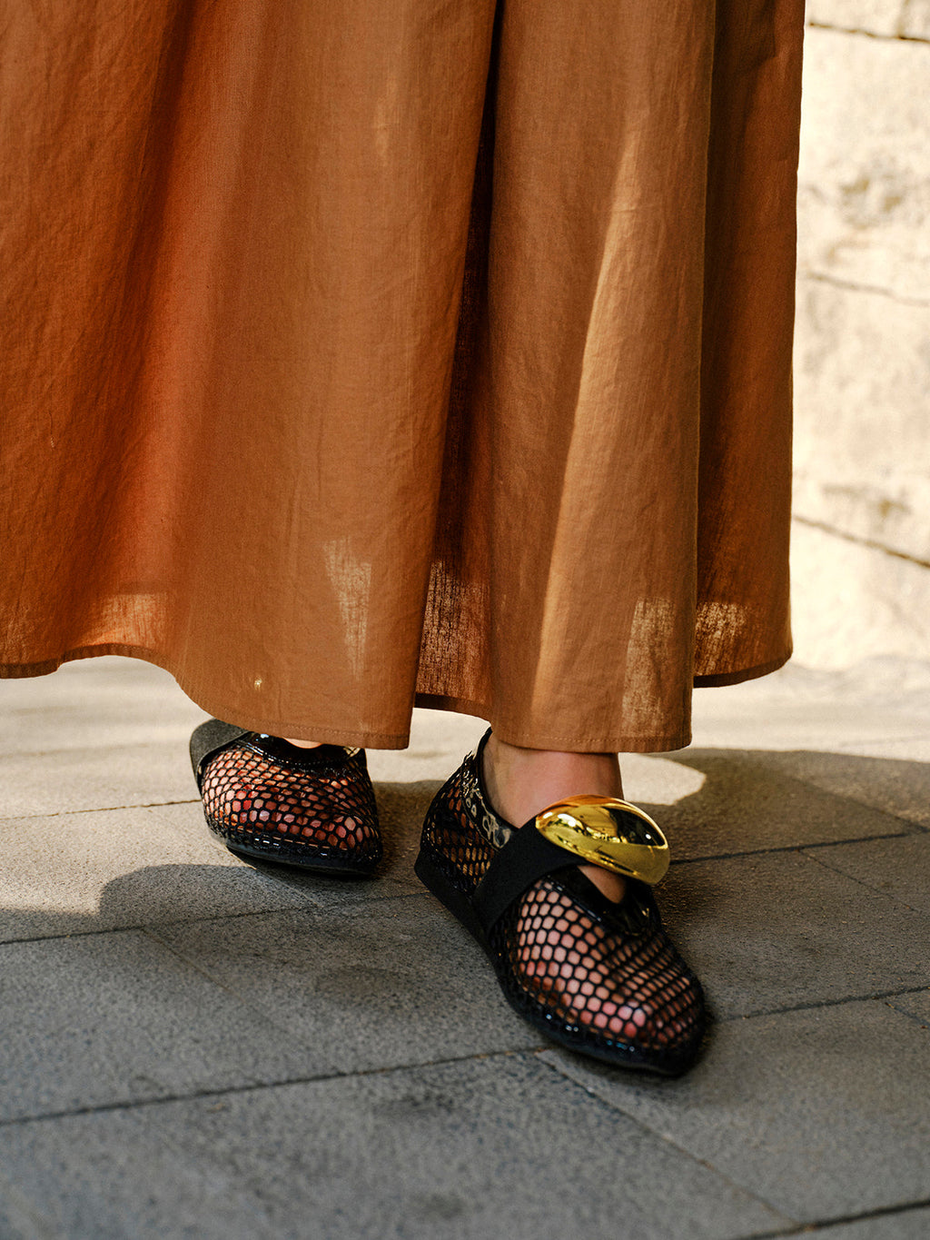 Schuhe mit Mesh-Design und goldenem Akzent