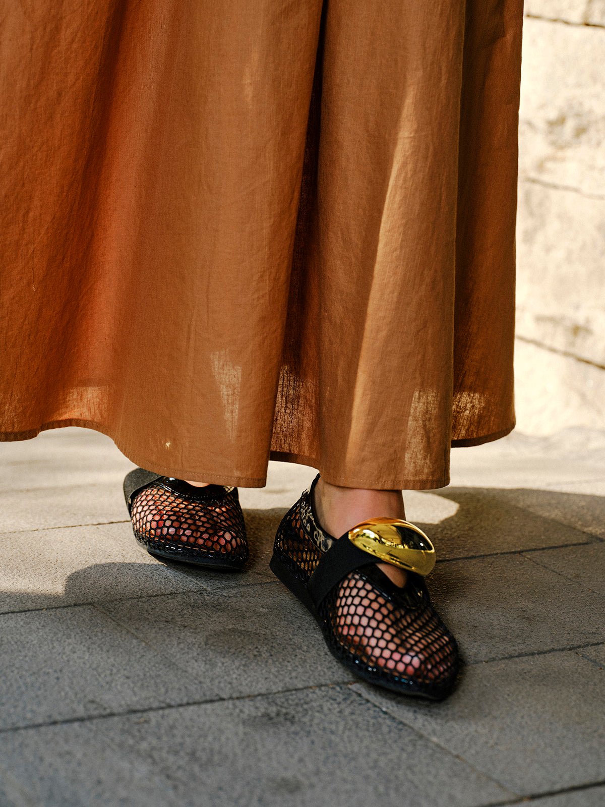 Schuhe mit Mesh-Design und goldenem Akzent