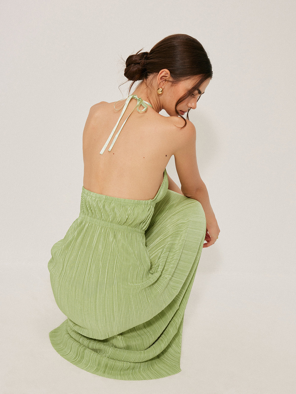 Robe plissée dos nu à licou