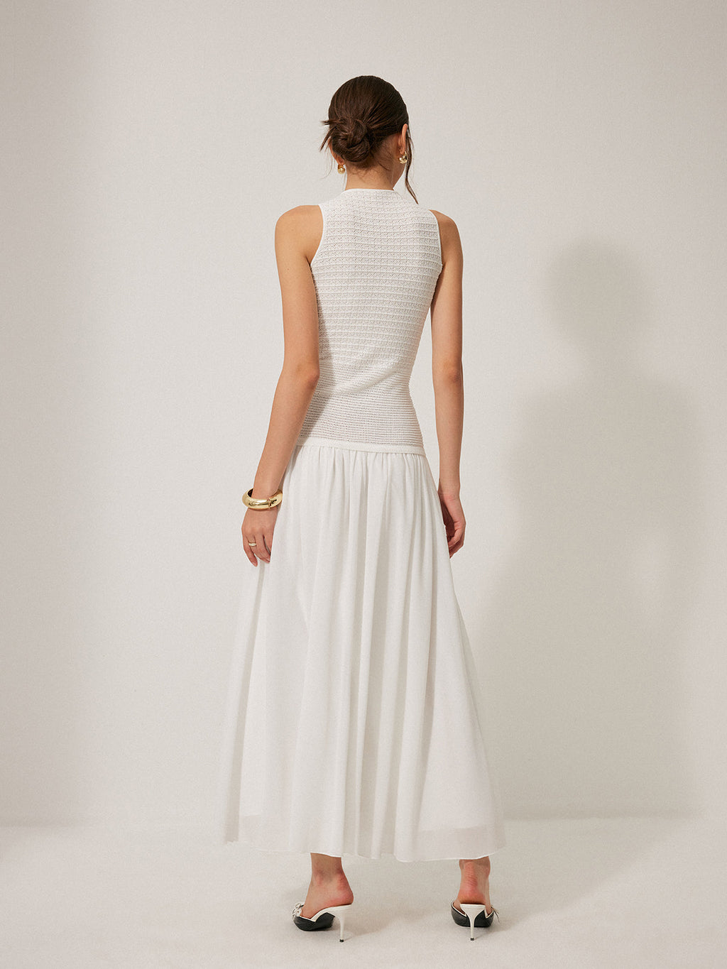 Halbtransparente ärmellose Strickkleid