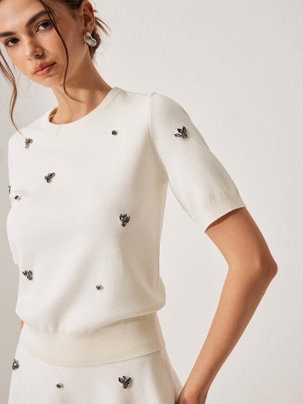 Pull uni à manches courtes et détails métalliques