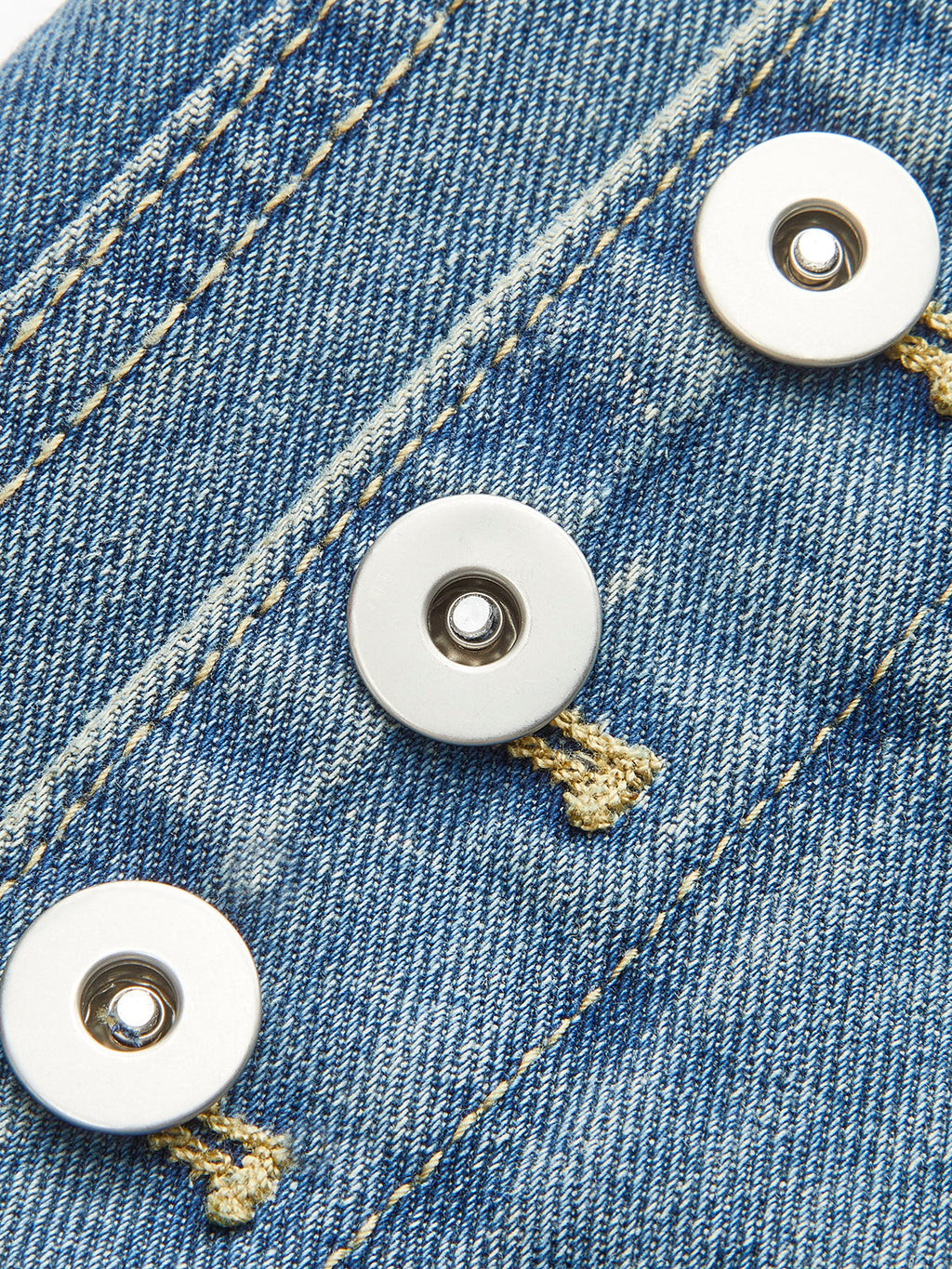 Mid-Waist Jeans mit Zierknöpfen, Reißverschluss und ausgestelltem Bein