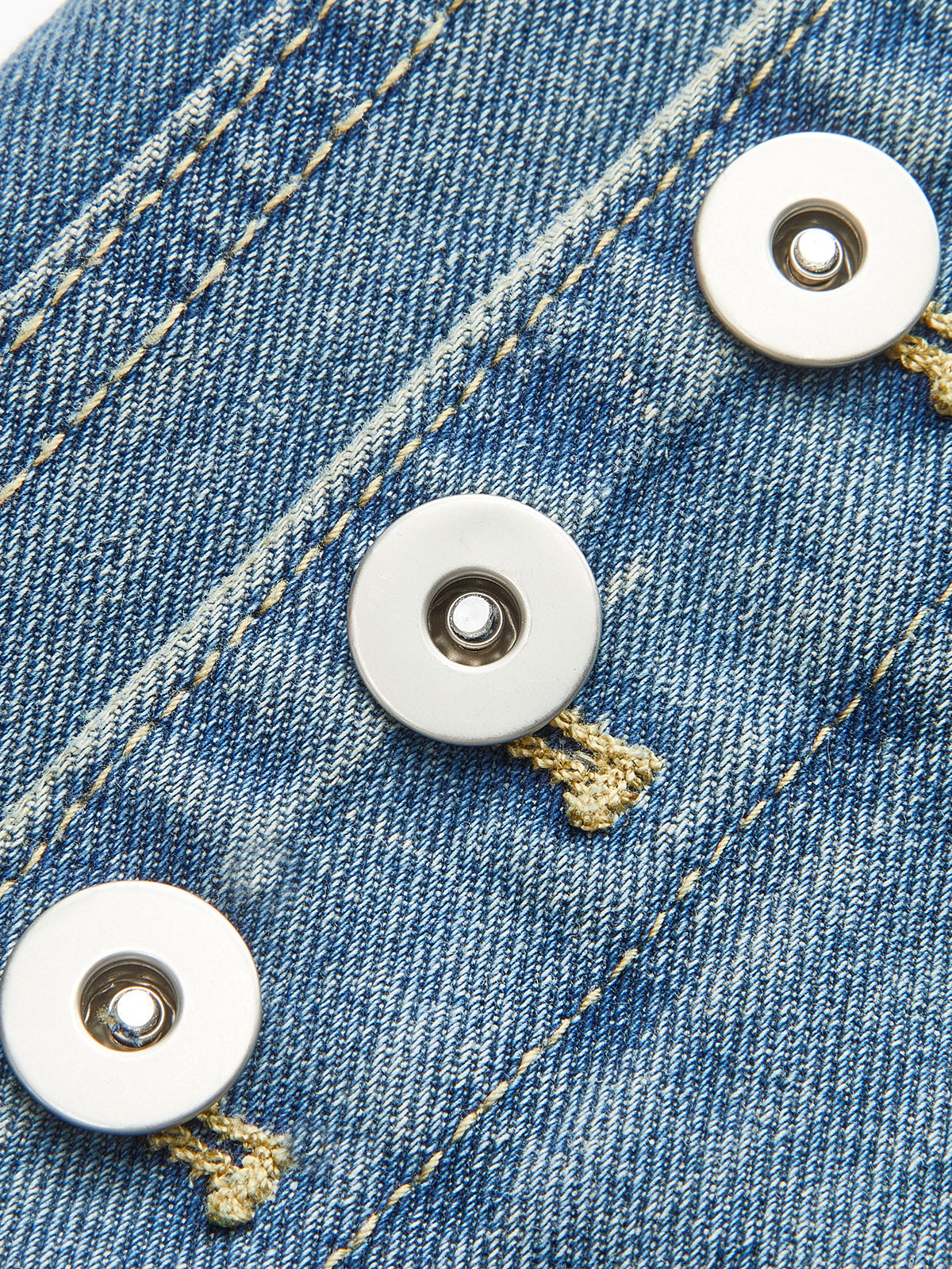 Mid-Waist Jeans mit Zierknöpfen, Reißverschluss und ausgestelltem Bein