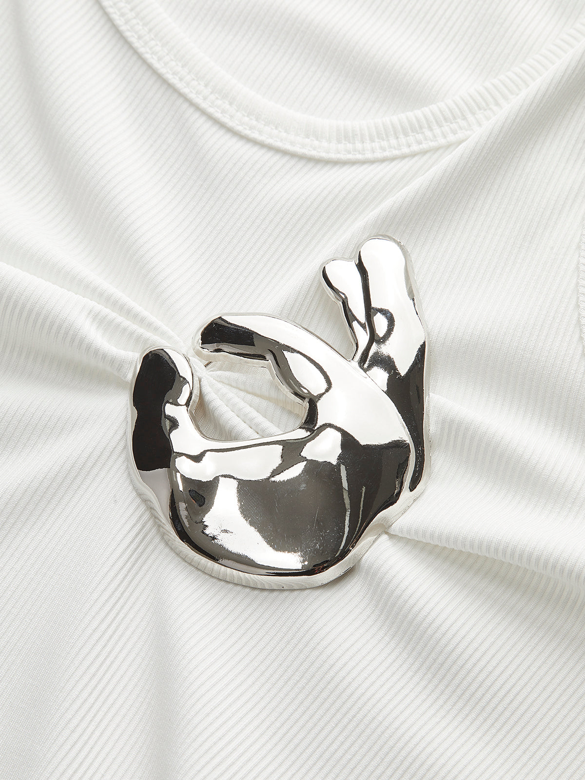 Geripptes Stricktop mit Metalldetails 