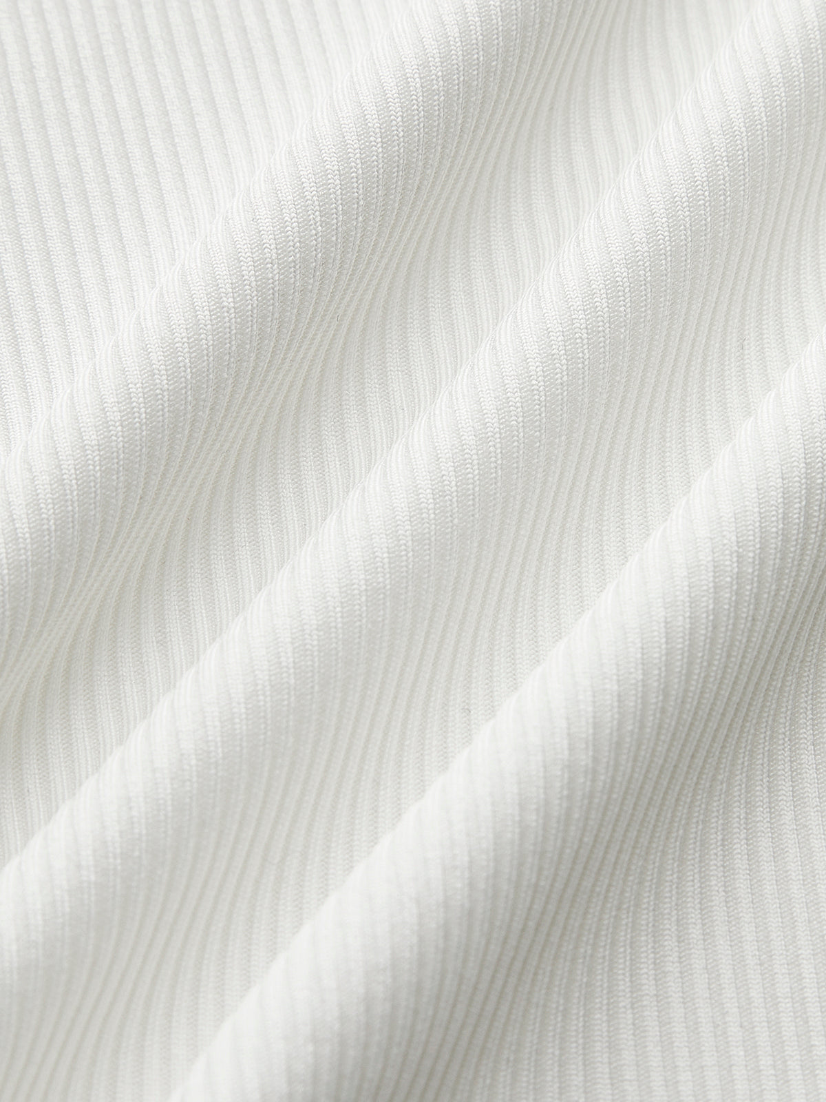 Geripptes Stricktop mit Metalldetails 