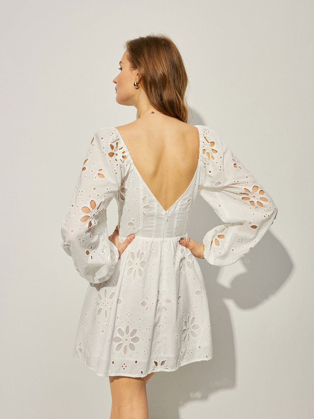 Baumwollkleid mit Blumenmuster und freiem Rücken
