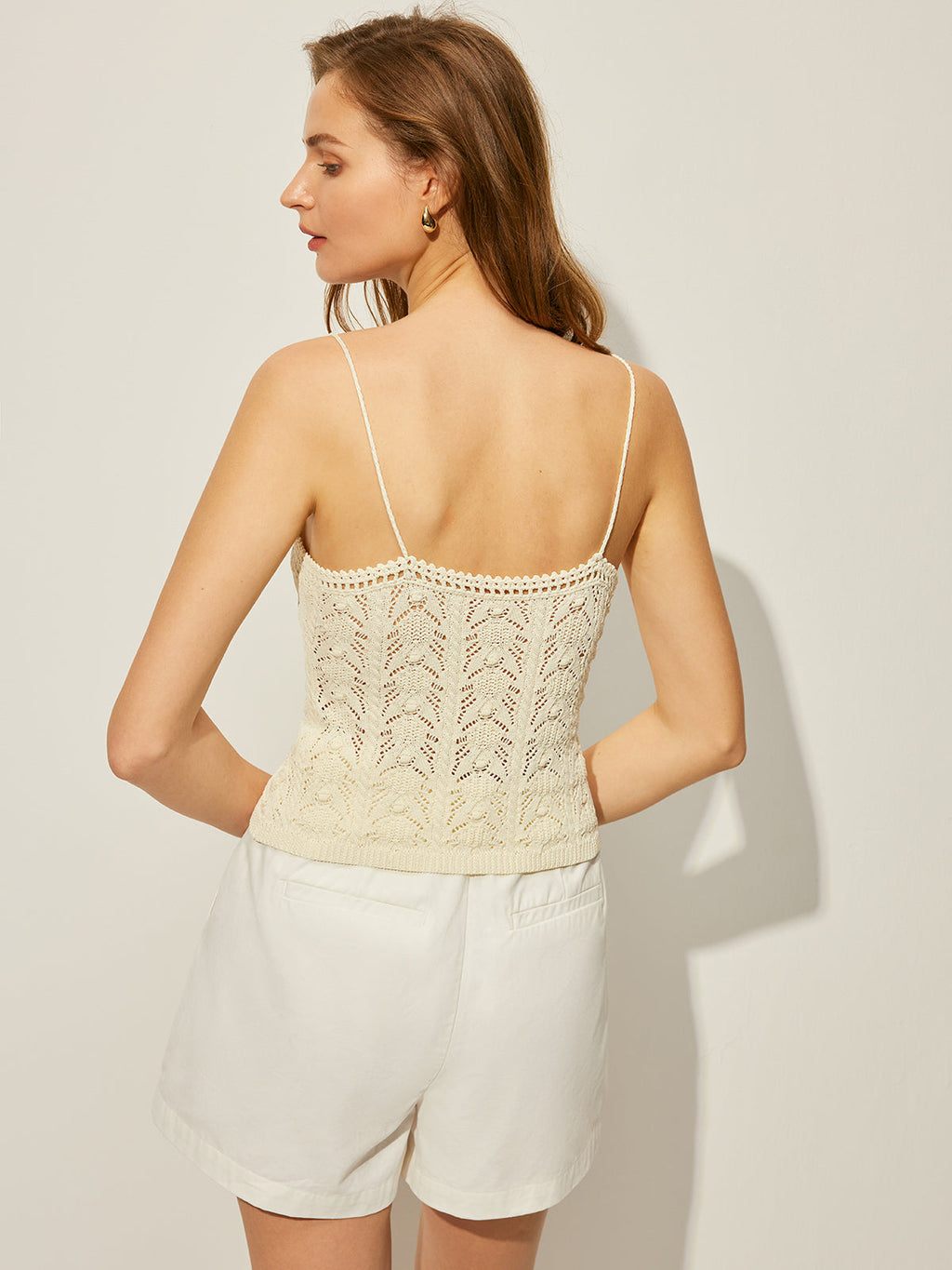 Gilet en maille crochet avec bouton décoratif