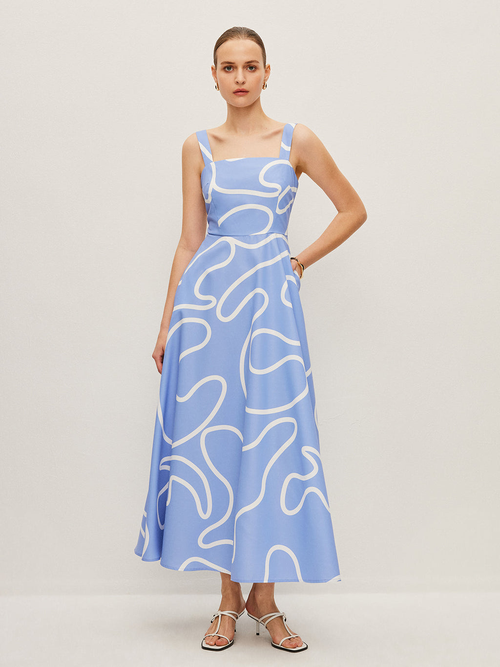 Quadratisches Trägerkleid mit abstraktem Linienmuster