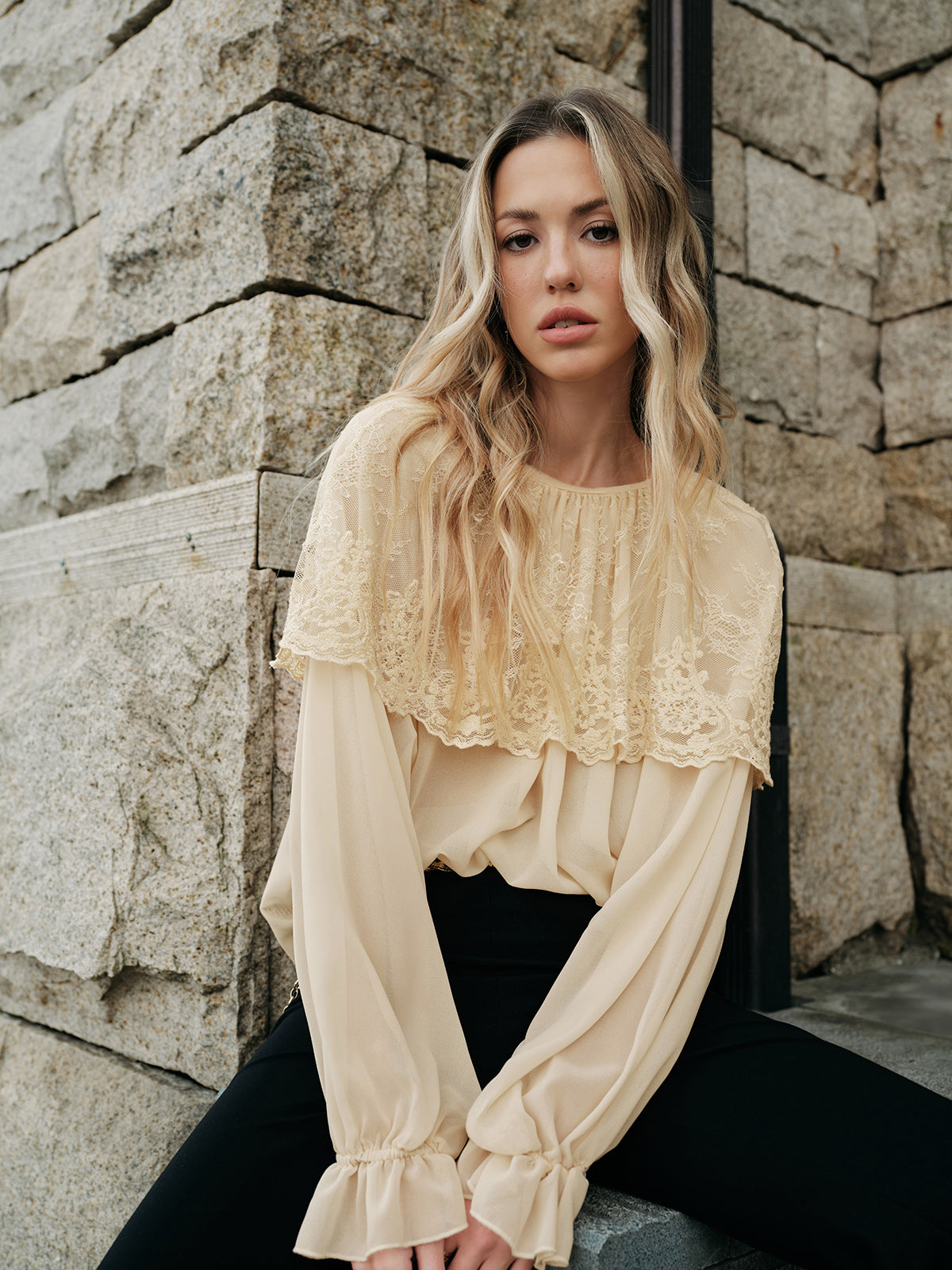 Halbtransparente Chiffonbluse mit Spitze