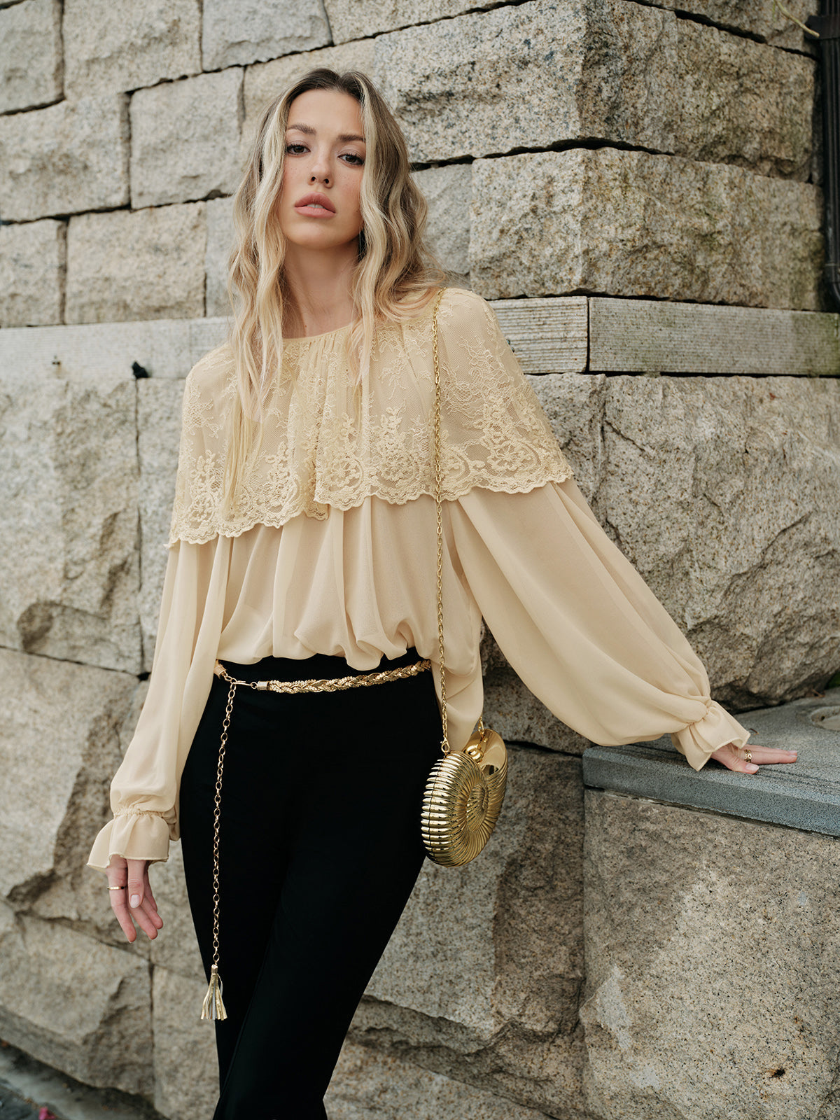 Halbtransparente Chiffonbluse mit Spitze