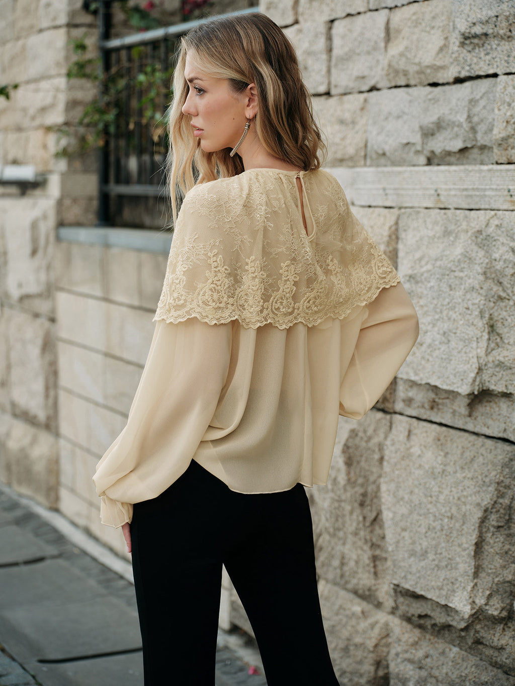 Chemisier en mousseline de soie semi-transparente avec dentelle