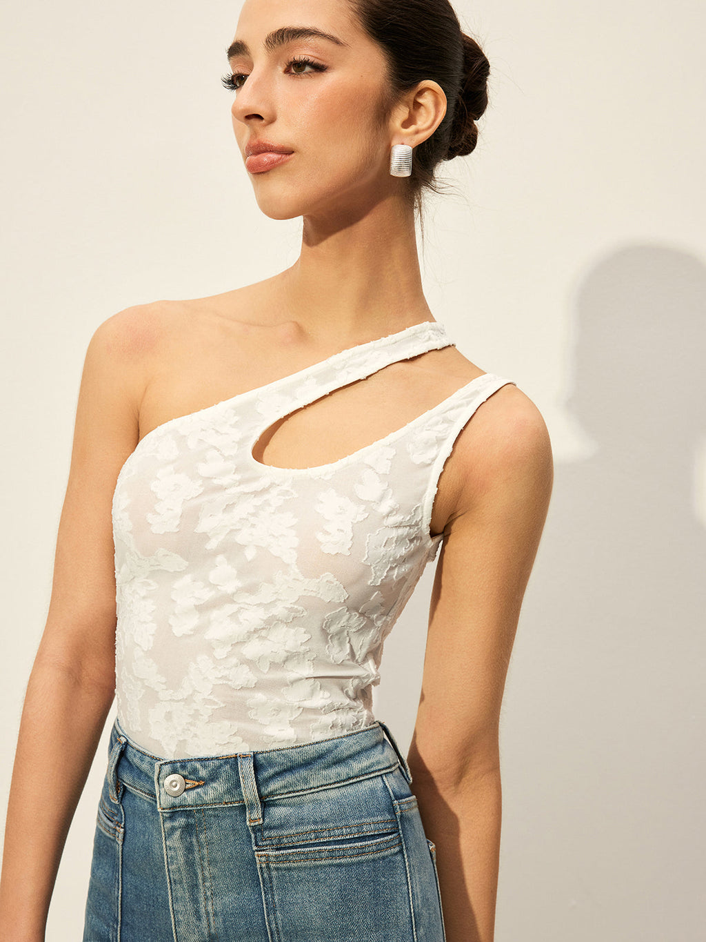 Débardeur asymétrique brodé, coupe ajourée, une épaule, semi-transparent