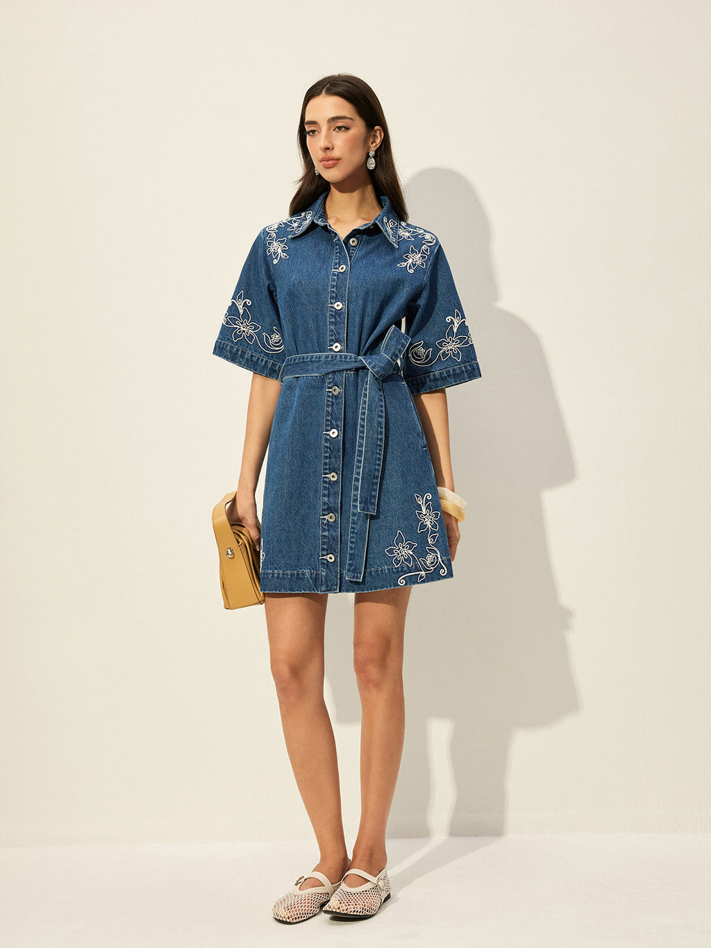 Besticktes Jeanshemdkleid mit Gürtel