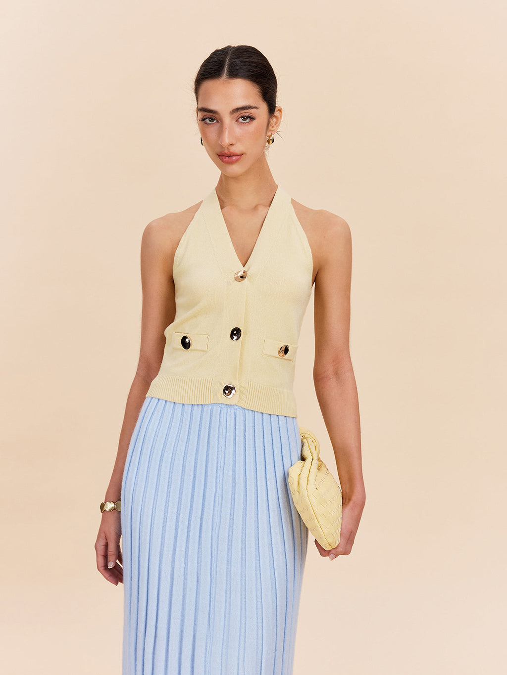 Gerippte Strickweste mit Deko-Taschen und Neckholder