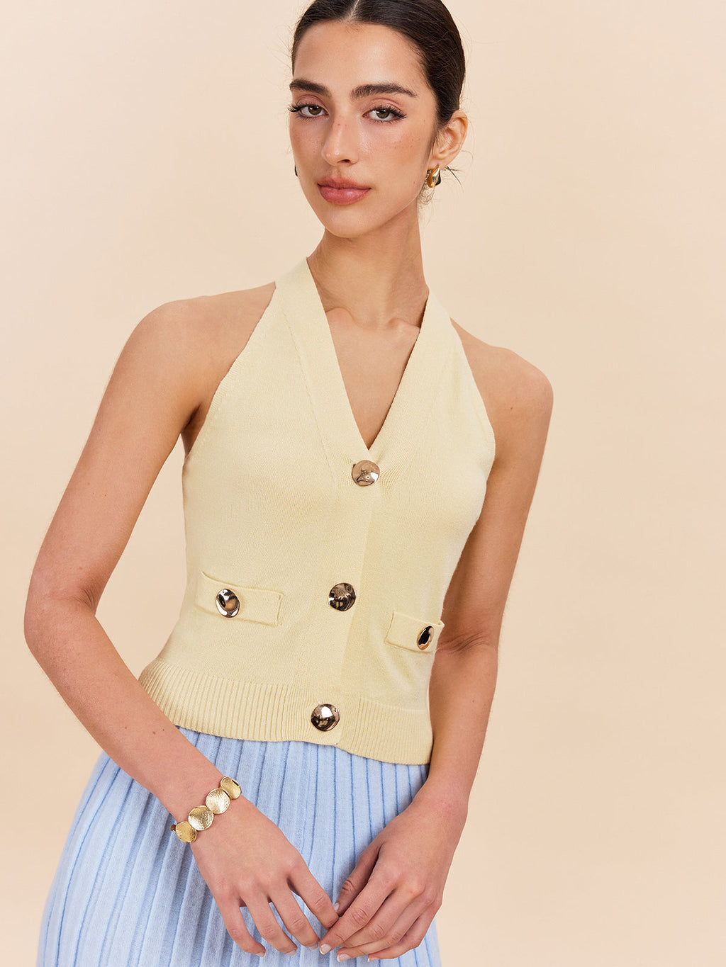 Gerippte Strickweste mit Deko-Taschen und Neckholder