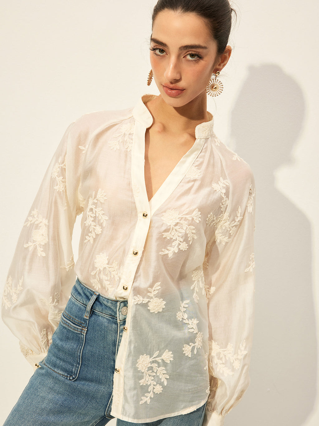 Chemisier boutonné semi-transparent brodé