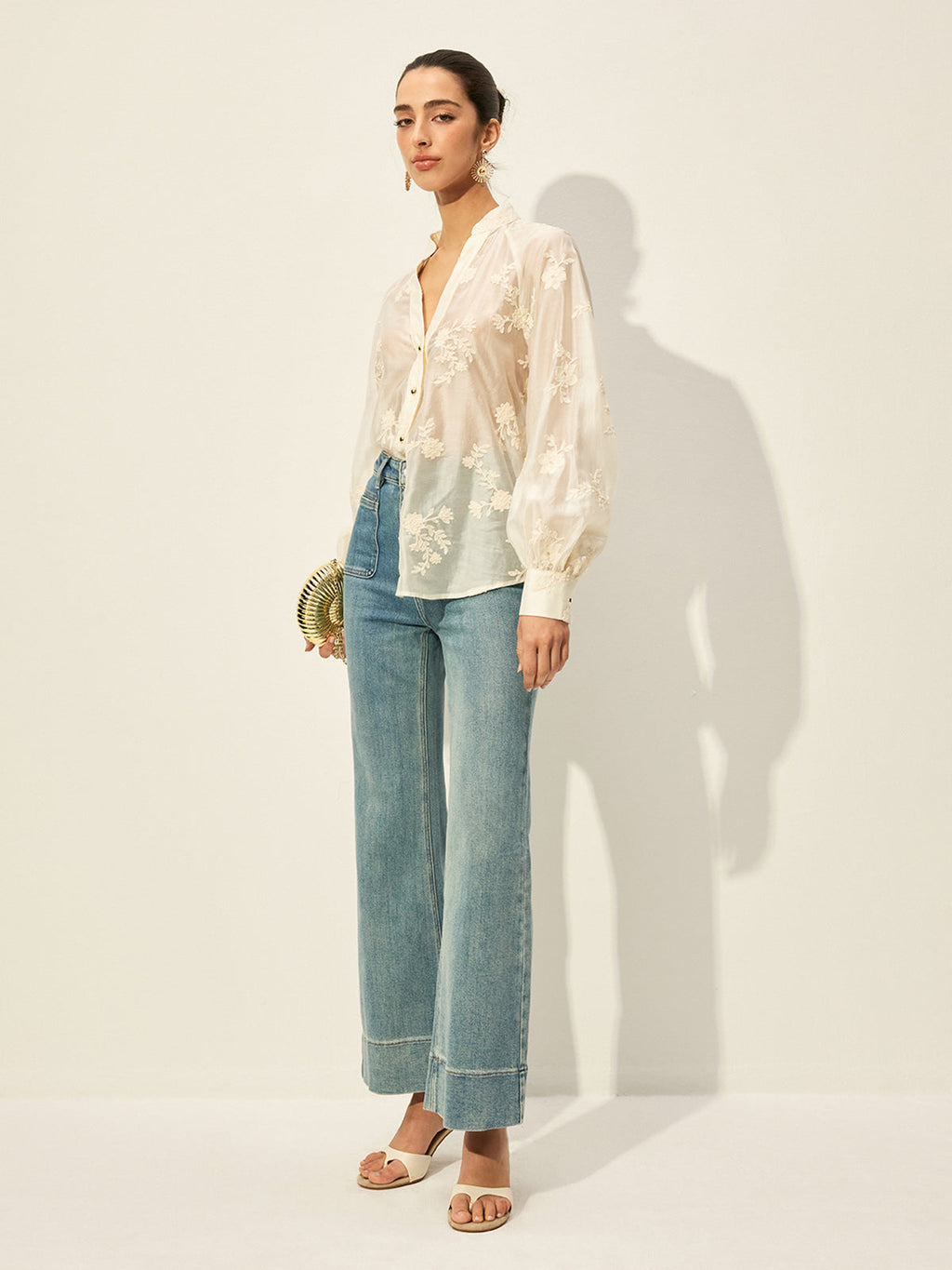 Chemisier boutonné semi-transparent brodé