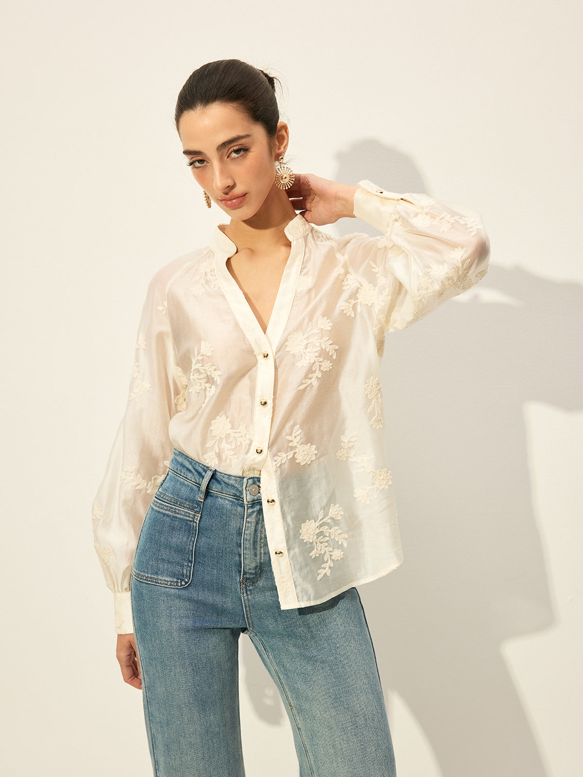 Semi-transparente, bestickte Bluse mit Knopfleiste