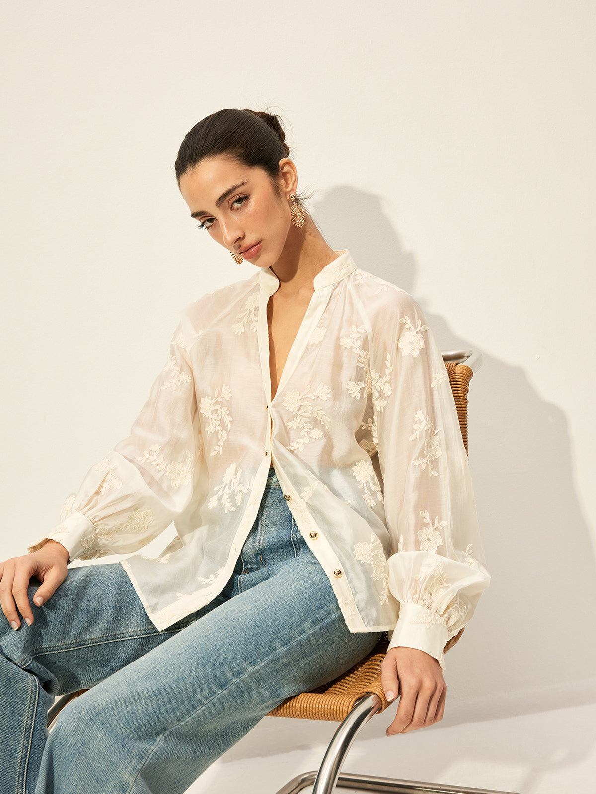 Semi-transparente, bestickte Bluse mit Knopfleiste