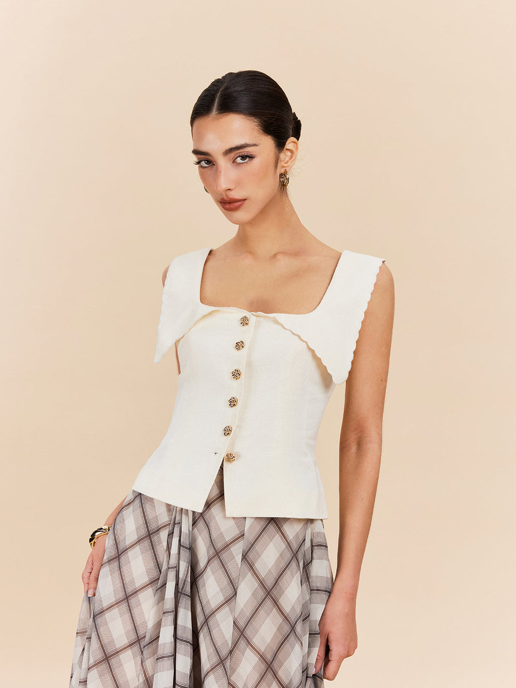 Cotton & Linen Scalloped Collar Buttoned Top