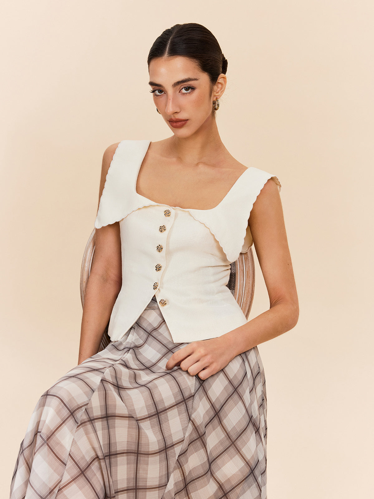 Cotton & Linen Scalloped Collar Buttoned Top