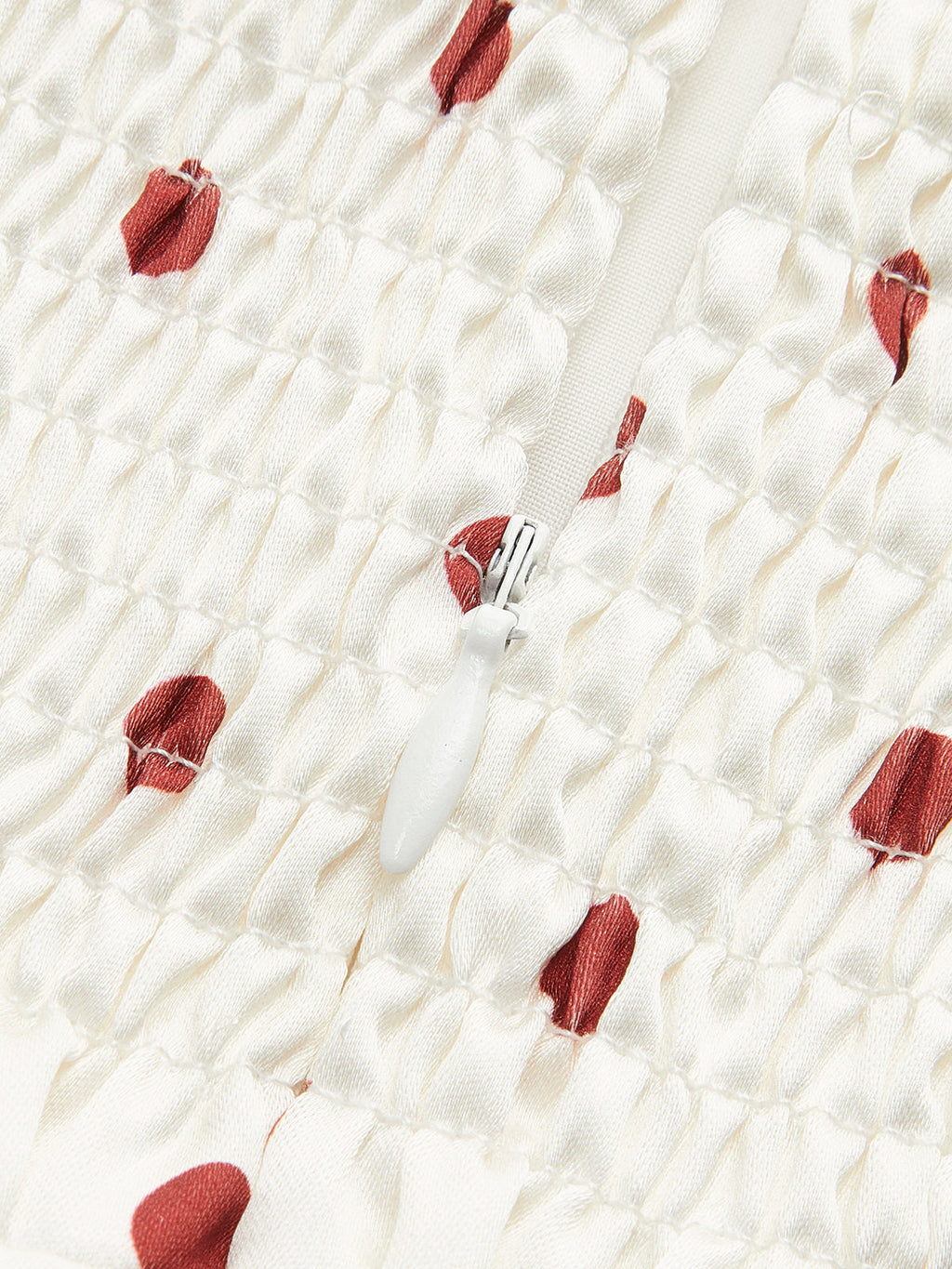 Robe à pois à épaules dénudées avec ruban