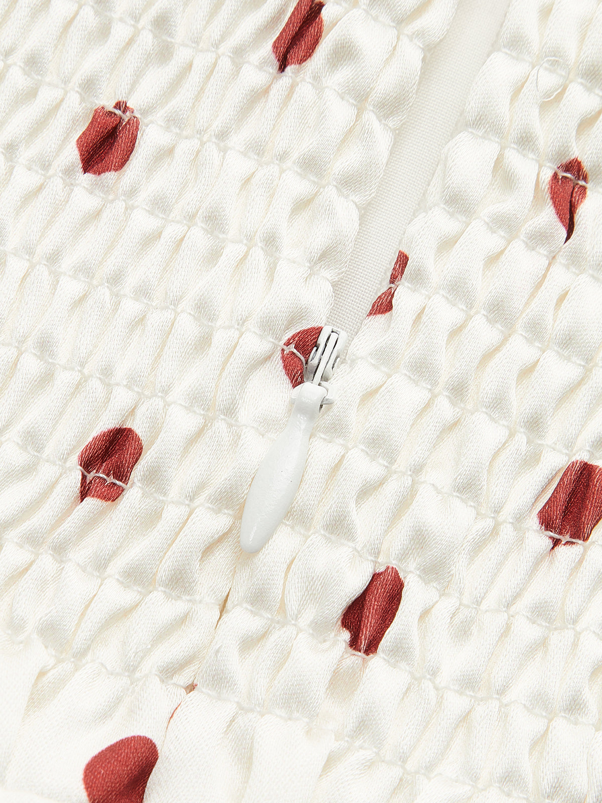 Robe à pois à épaules dénudées avec ruban