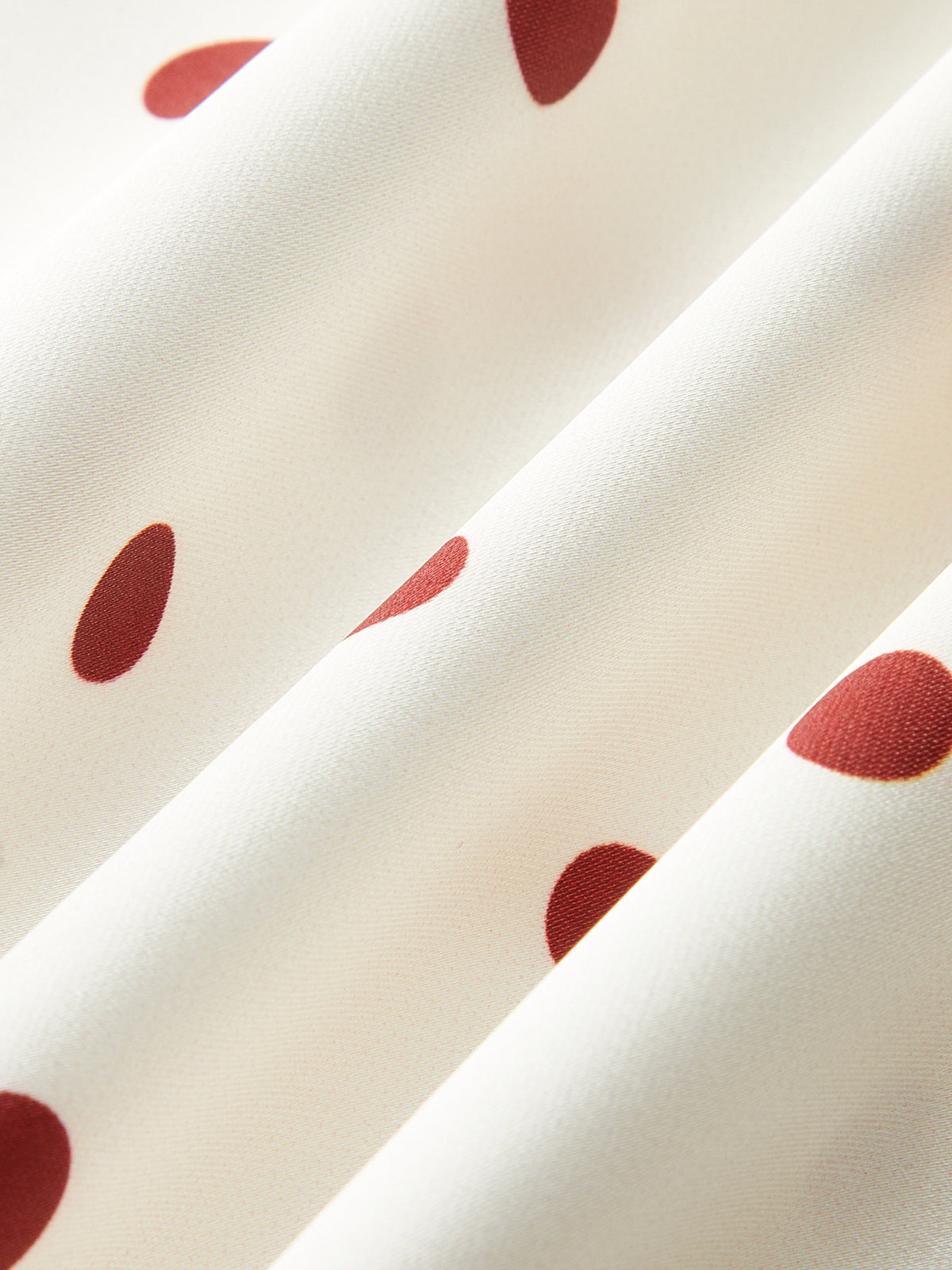 Robe à pois à épaules dénudées avec ruban