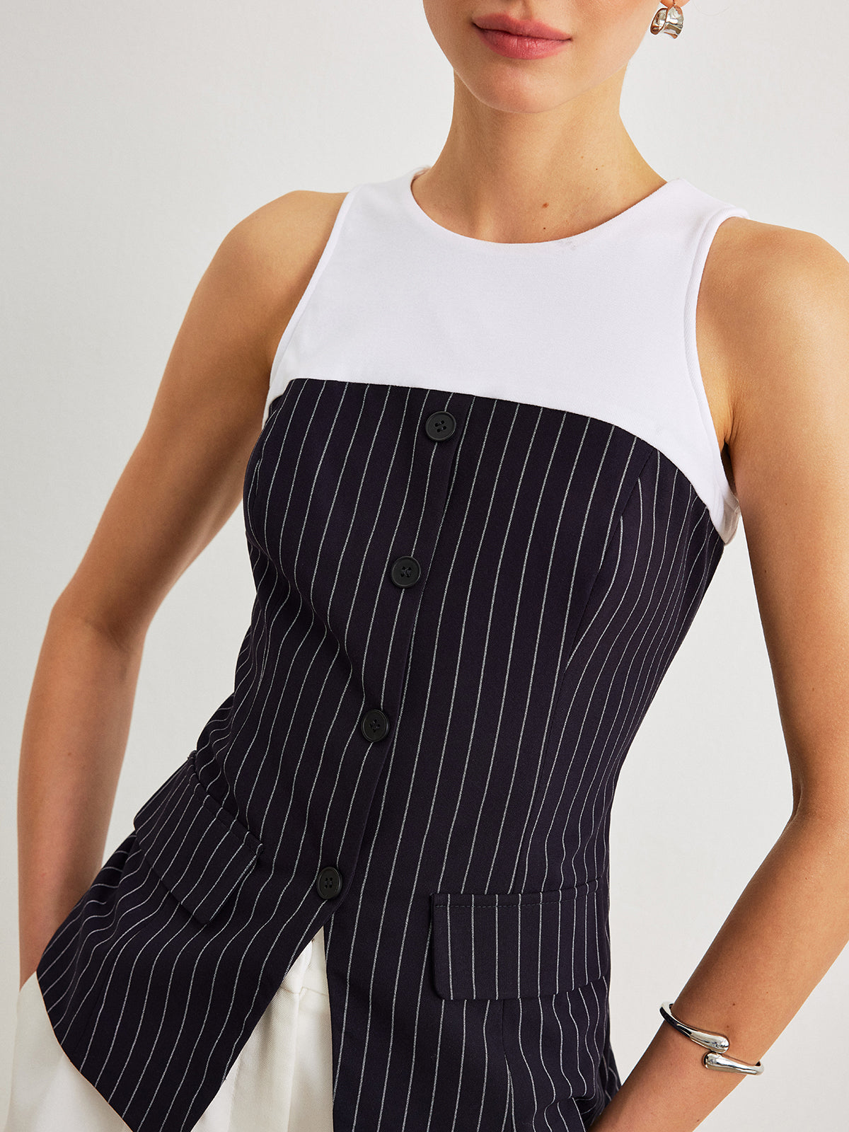 Nadelstreifen-Top mit Knopfdetails und Ziertaschen