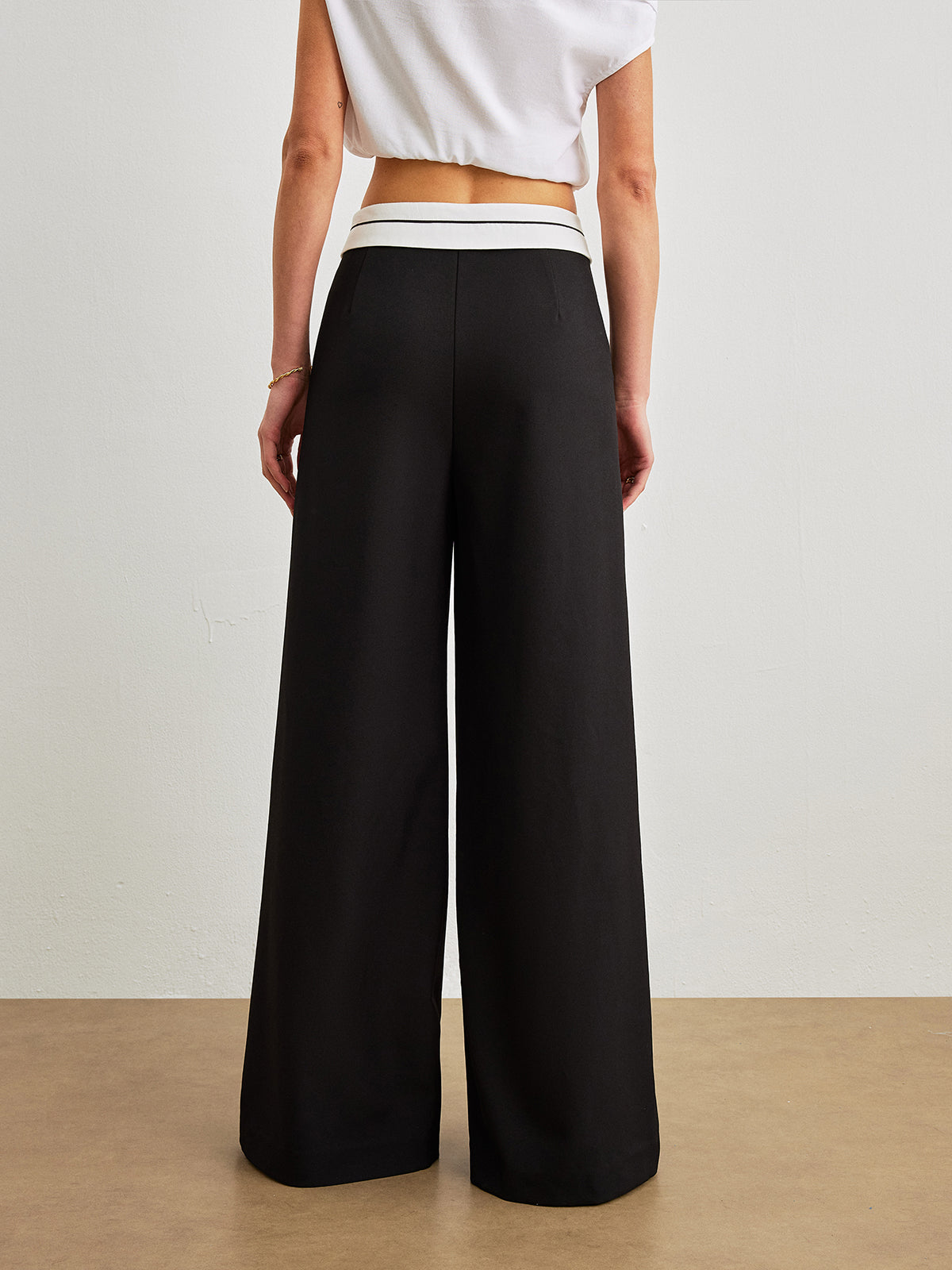 Pantalon taille mi-haute avec poches et ceinture contrastée 