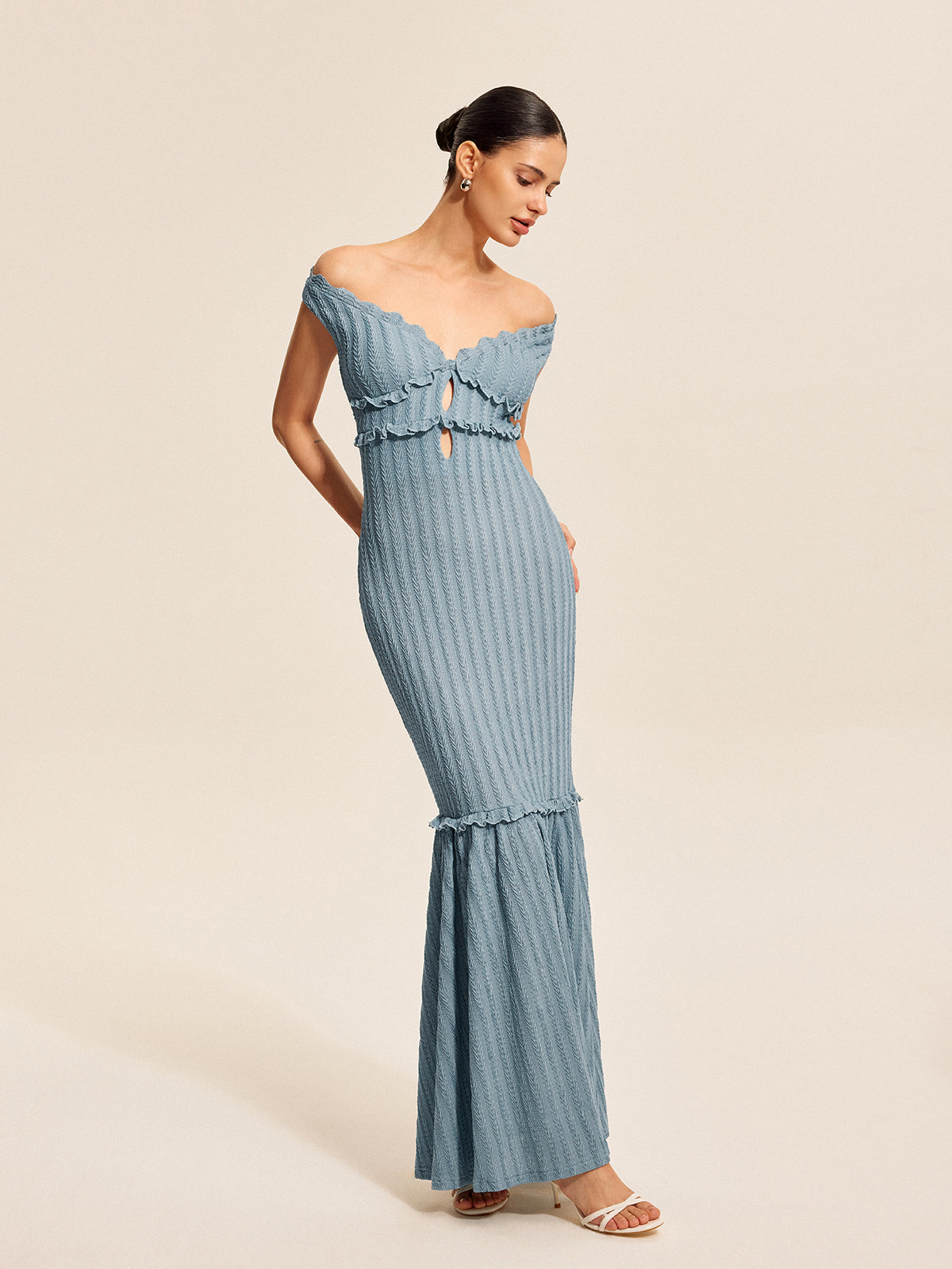 Kleid mit schulterfreiem Rüschenausschnitt